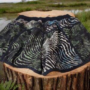 Lululemon's woman's size 8 with side pocket and 2 way stretch.